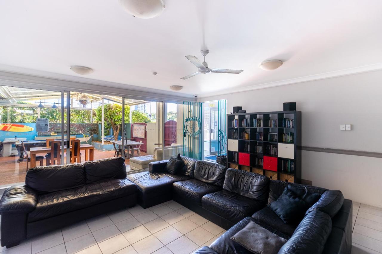 Aquarius Gold Coast Hostel ภายนอก รูปภาพ