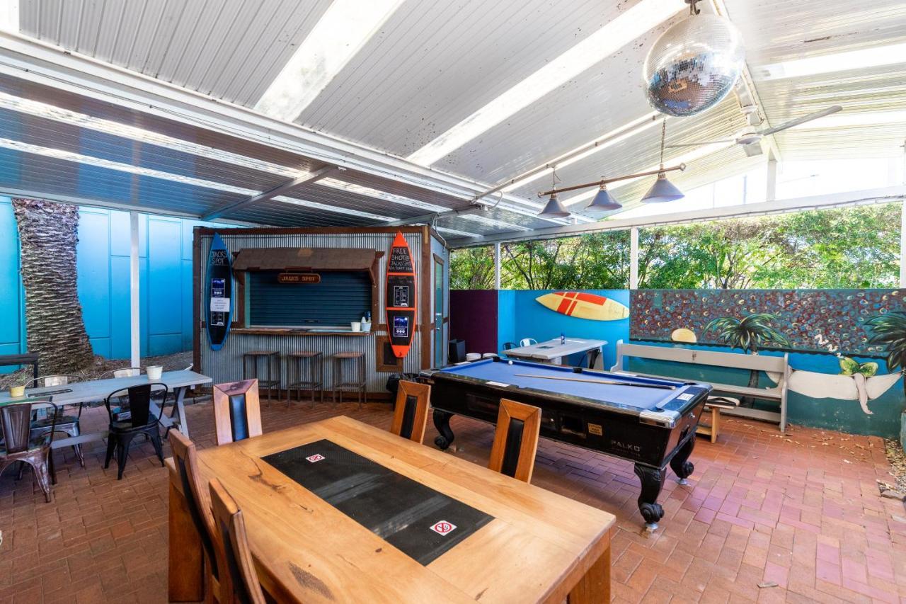 Aquarius Gold Coast Hostel ภายนอก รูปภาพ