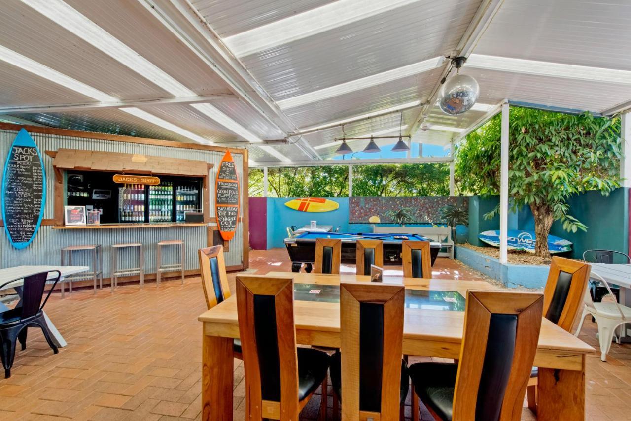 Aquarius Gold Coast Hostel ภายนอก รูปภาพ
