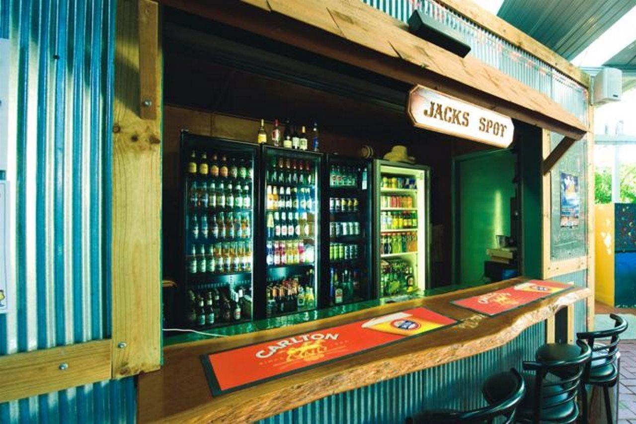 Aquarius Gold Coast Hostel ภายนอก รูปภาพ