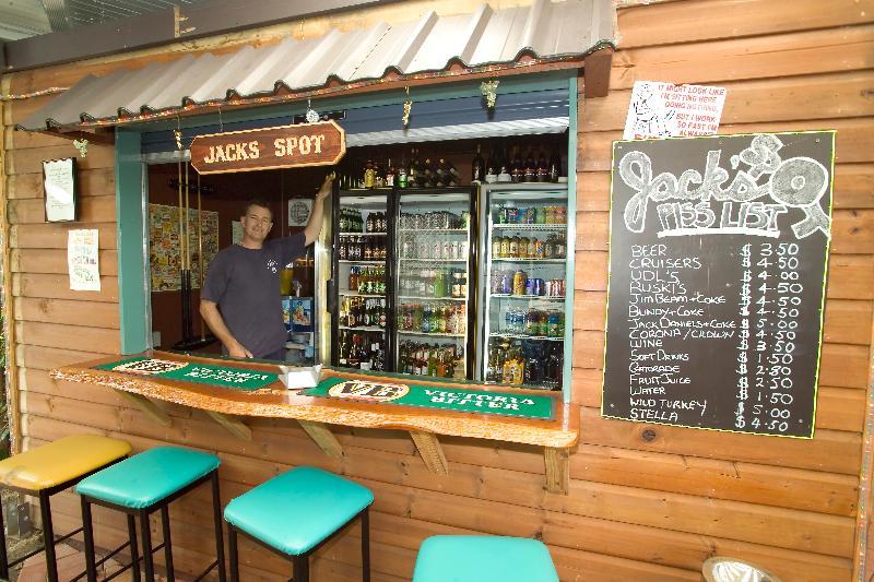 Aquarius Gold Coast Hostel ภายนอก รูปภาพ