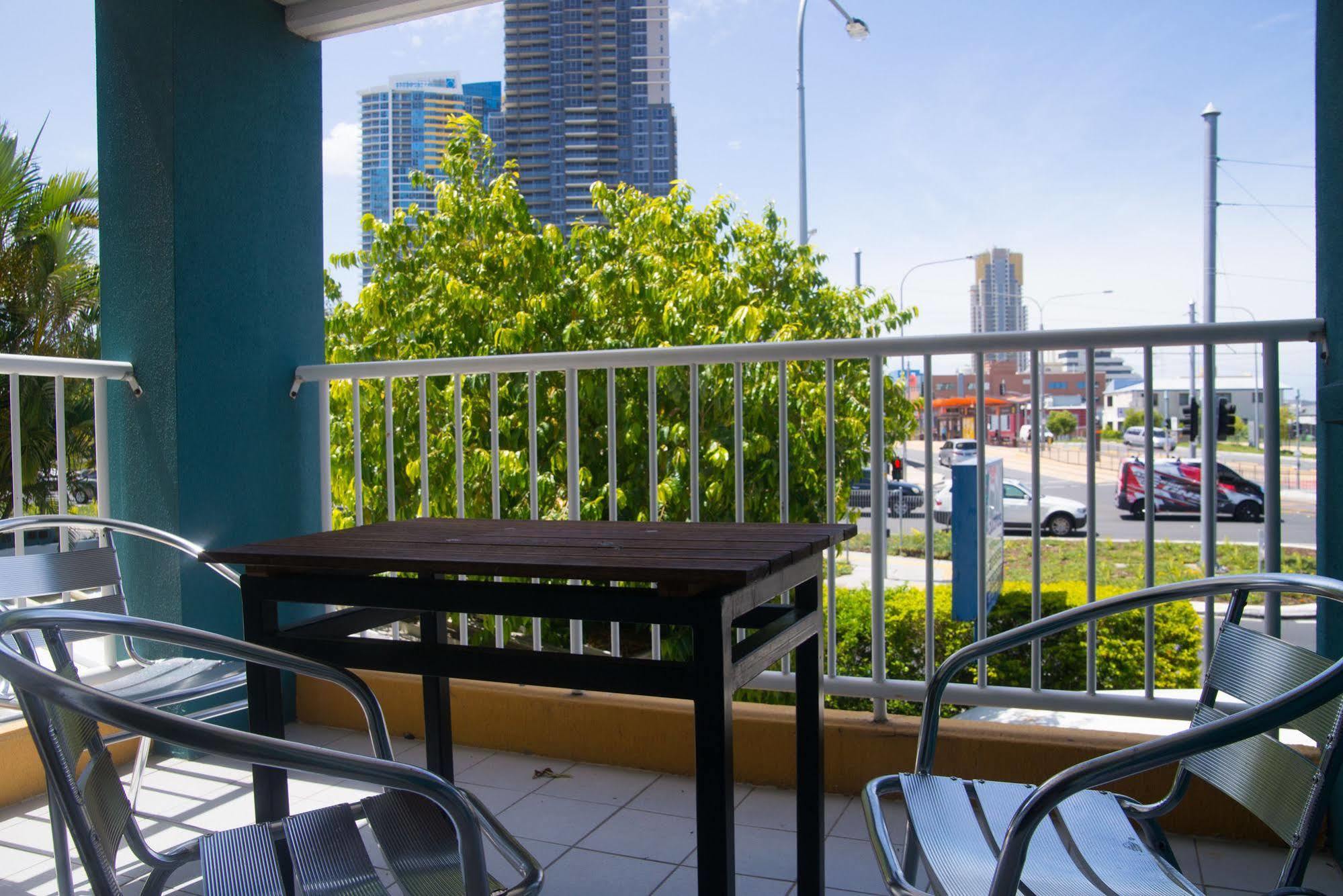 Aquarius Gold Coast Hostel ภายนอก รูปภาพ